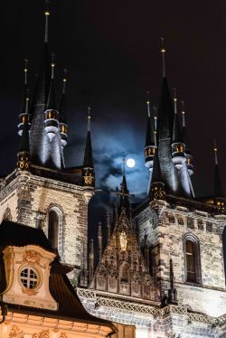 La luna llena se asoma en la Iglesia de Tyn